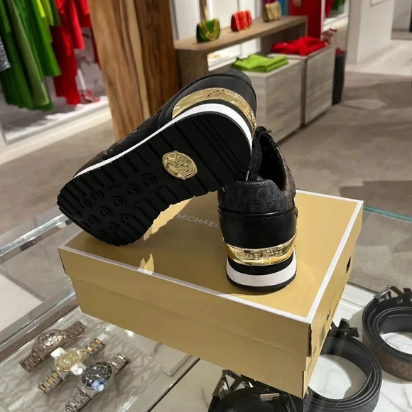 MICHAEL KORS Maddy Logo Trainer [size 6.5 vs size 7] - Picture 6 of 11